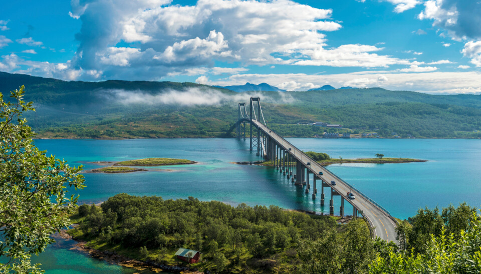 Den velkjente og viktige Tjeldsundbrua, som knytter Hinnøya til fastlandet, er en sentral forbindelse for regionen.