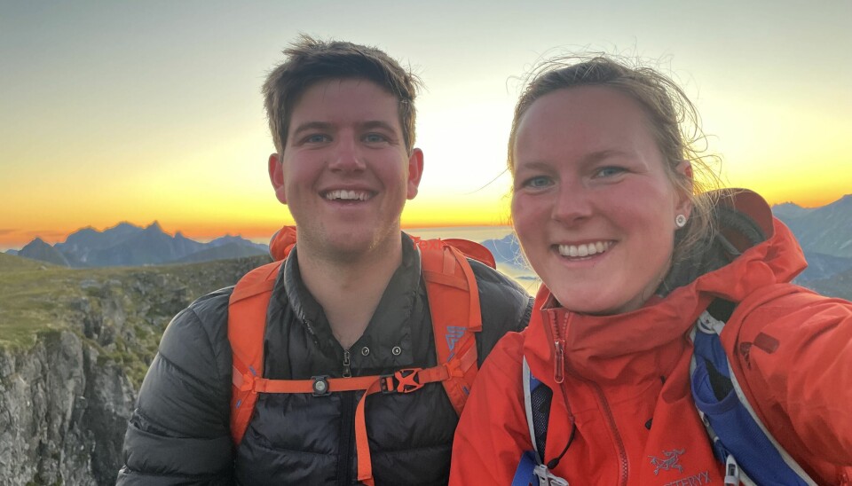 Ina Storteig sammen med ektemannen Vegard på en fjelltopp i nord.